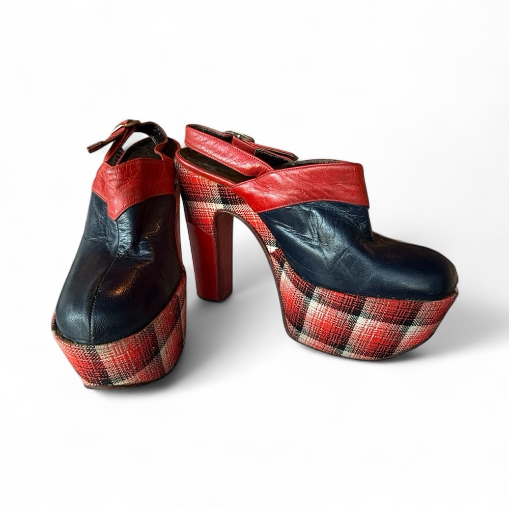 Insane find!!! Vintage 70’s Navy blue & red leather slingback platform heels. 6N